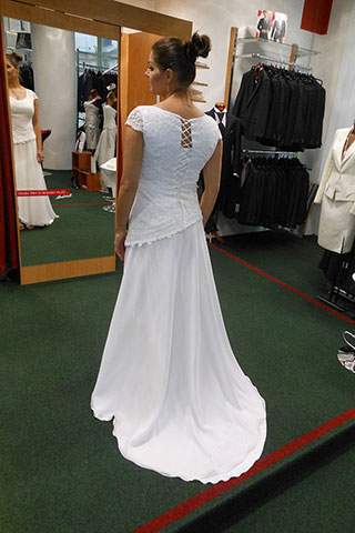 Dámské svatební šaty a kostýmky pro nevěsty Mahdall & Lenská Brno